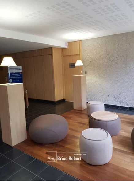 Bureau dans Écully à louer - Hall d’entrée - Image 2 de 11