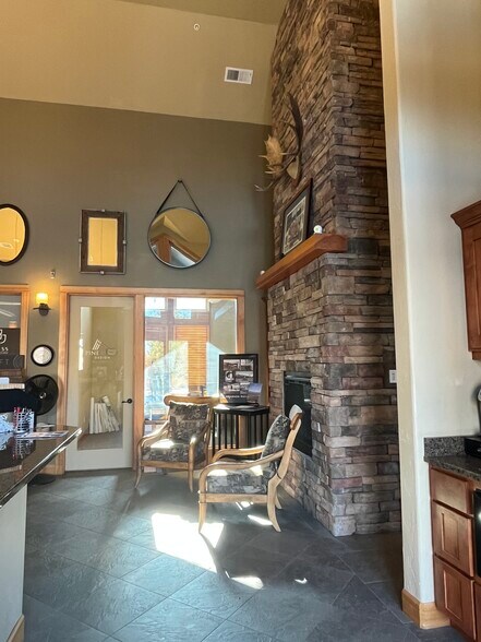 593 NW York Dr, Bend, OR for sale - Lobby - Image 3 of 8