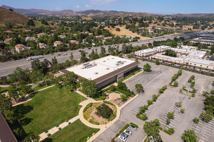 29701 Agoura Rd, Agoura Hills, CA à louer - Photo du bâtiment - Image 3 de 12