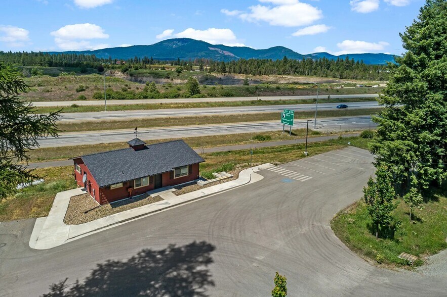 15687 N Government Way, Hayden, ID à louer - Photo du bâtiment - Image 3 de 8