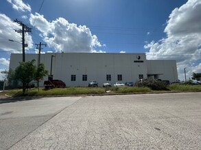 13802 N Unitec Dr, Laredo, TX for lease Building Photo- Image 2 of 15