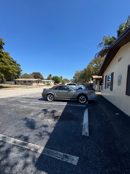 148 NW 40th Ct, Oakland Park, FL for sale - Building Photo - Image 3 of 11