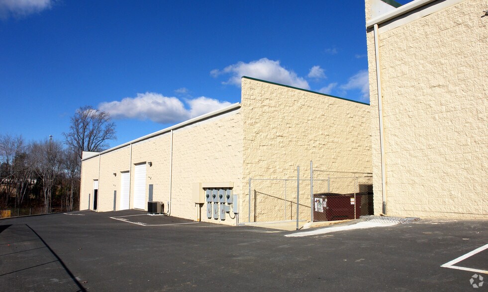 12 Commerce Pky, Fredericksburg, VA à louer - Photo du bâtiment - Image 3 de 13
