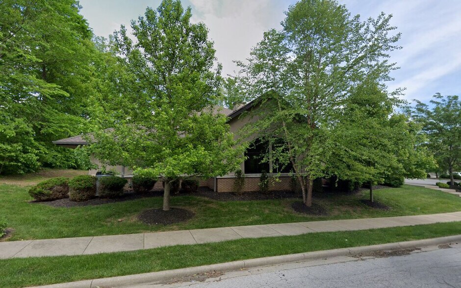 2901 S McIntyre Dr, Bloomington, IN à vendre - Photo du bâtiment - Image 2 de 4