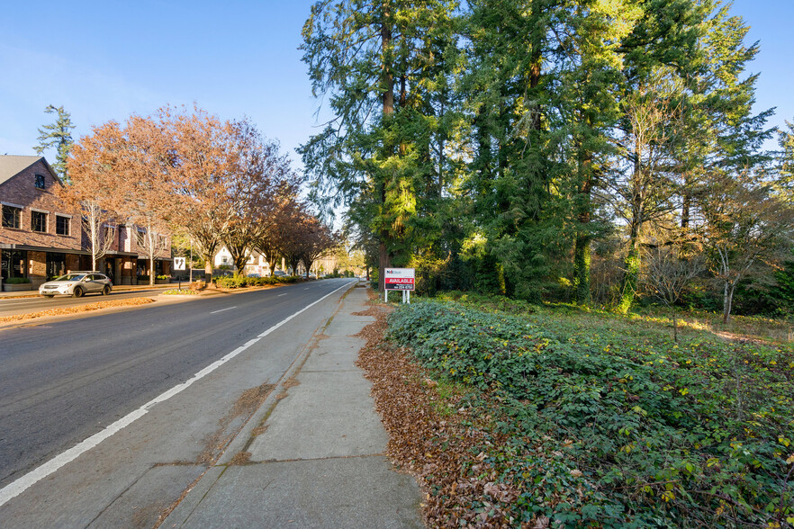 4905 Upper Dr, Lake Oswego, OR à vendre - Photo du bâtiment - Image 2 de 7