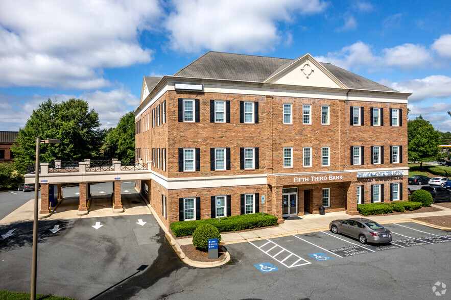 10400 Mallard Creek Rd, Charlotte, NC for lease - Primary Photo - Image 1 of 6