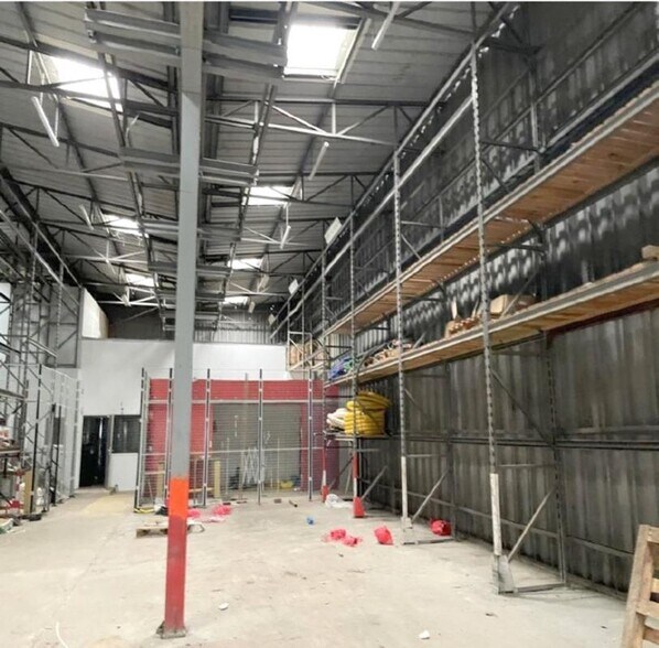 Flex in Coignières for lease - Interior Photo - Image 2 of 9