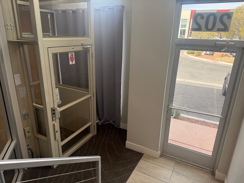 7318 W Post Rd, Las Vegas, NV à vendre - Photo du bâtiment - Image 2 de 10