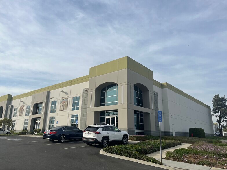 12803-12851 Telegraph Rd, Santa Fe Springs, CA à louer - Photo du bâtiment - Image 3 de 3
