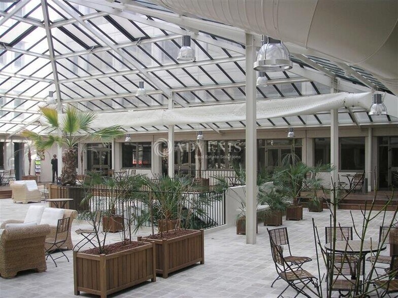 Office in Rungis for lease - Building Photo - Image 1 of 6