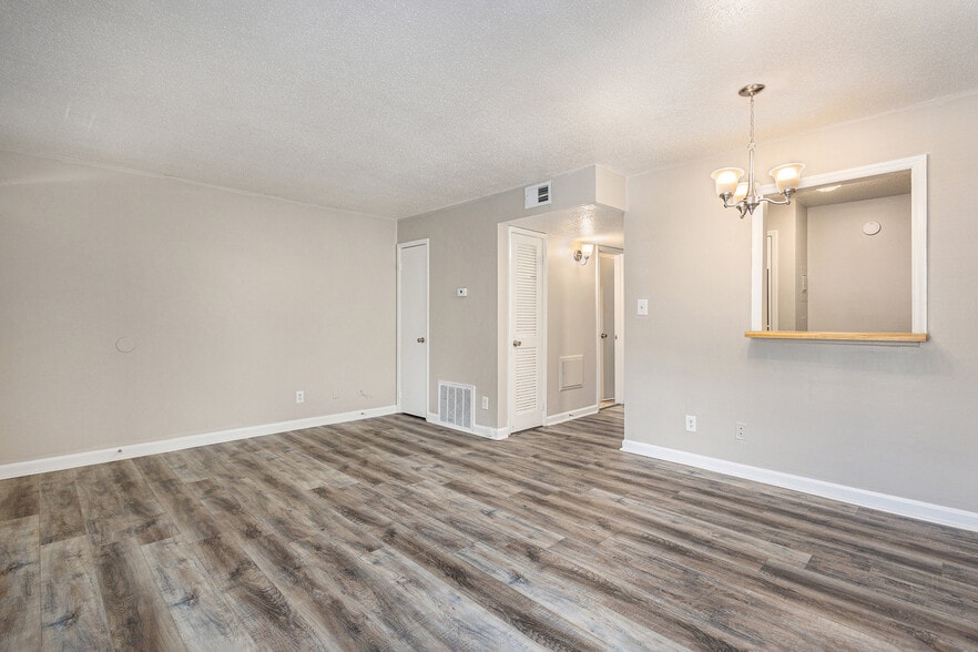 2418 Green Springs Hwy, Birmingham, AL for sale - Interior Photo - Image 3 of 19