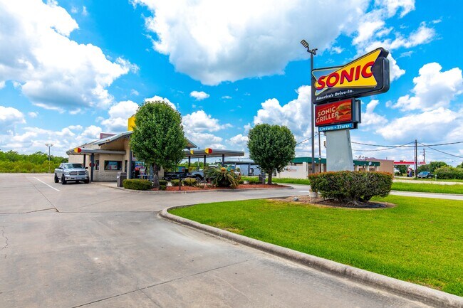Plus de détails pour 6767 W Port Arthur Rd, Port Arthur, TX - Commerce de détail à louer