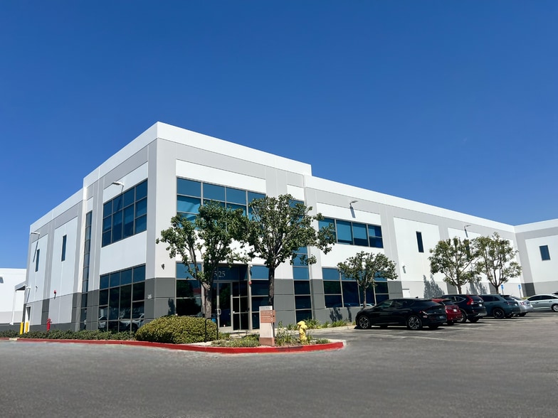 7525 N Lockheed Dr, Burbank, CA à louer - Photo du bâtiment - Image 1 de 7