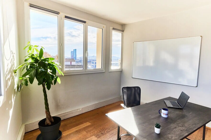 Office in Marseille for lease - Interior Photo - Image 2 of 3