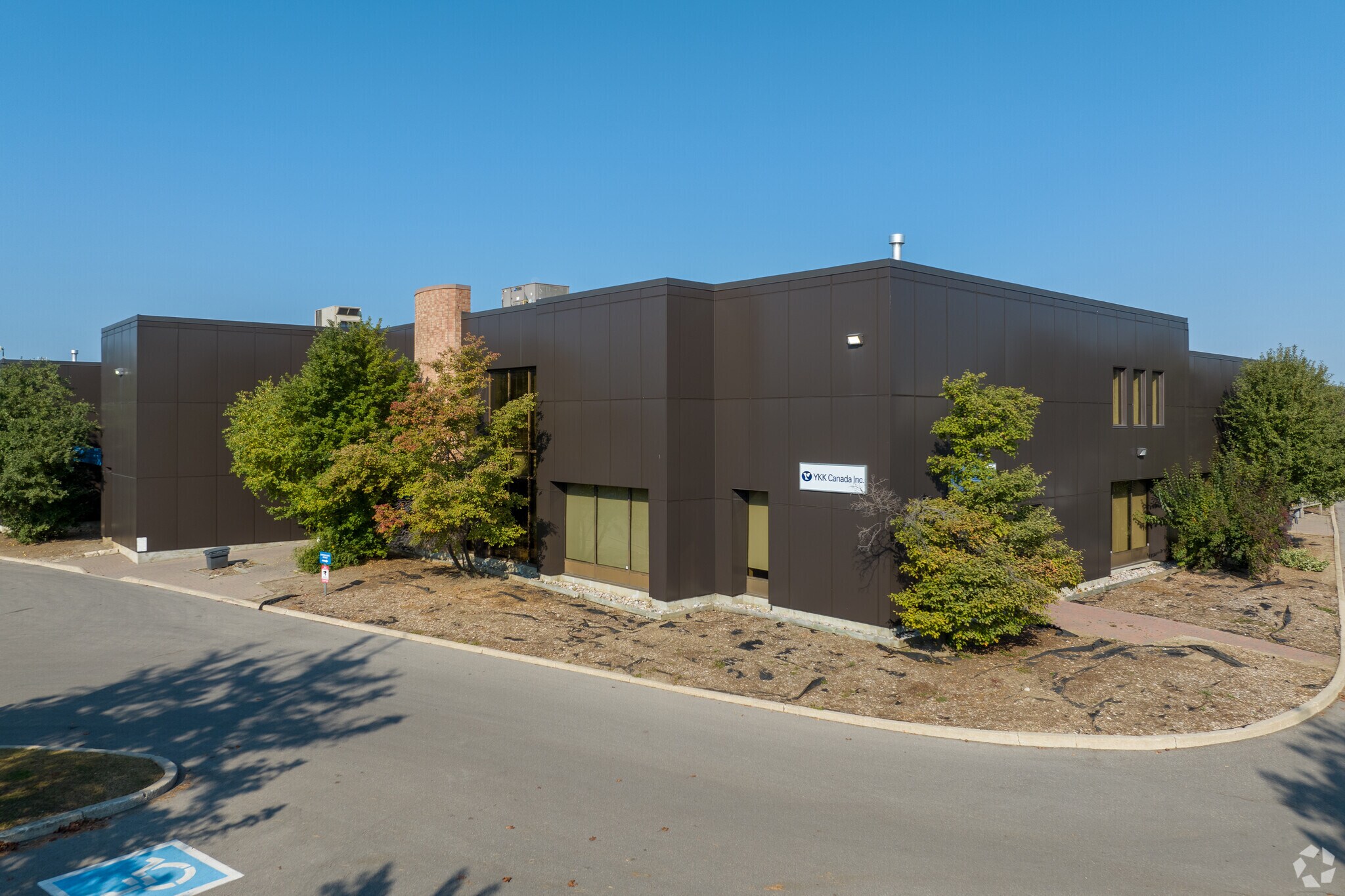 100 Courtland Ave, Vaughan, ON à louer Photo principale- Image 1 de 5