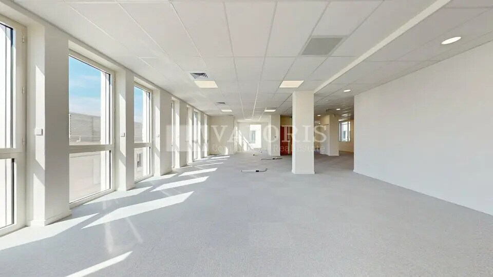 8 A Avenue Simone Veil, Décines-Charpieu à louer - Photo du bâtiment - Image 2 de 14