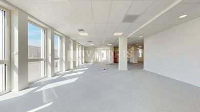 8 A Avenue Simone Veil, Décines-Charpieu for lease Building Photo- Image 2 of 8