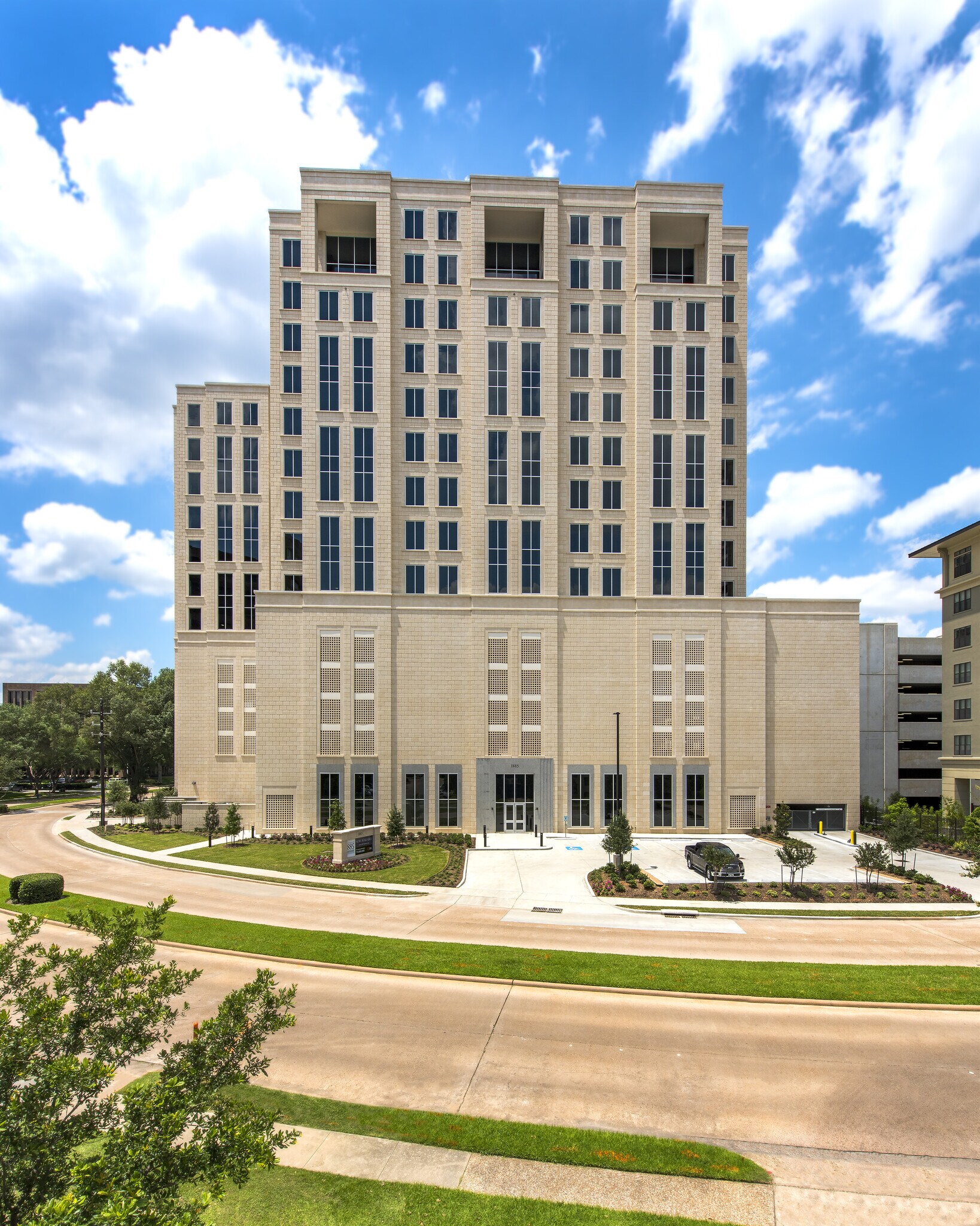 1885 Saint James Pl, Houston, TX à louer Photo du bâtiment- Image 1 de 2