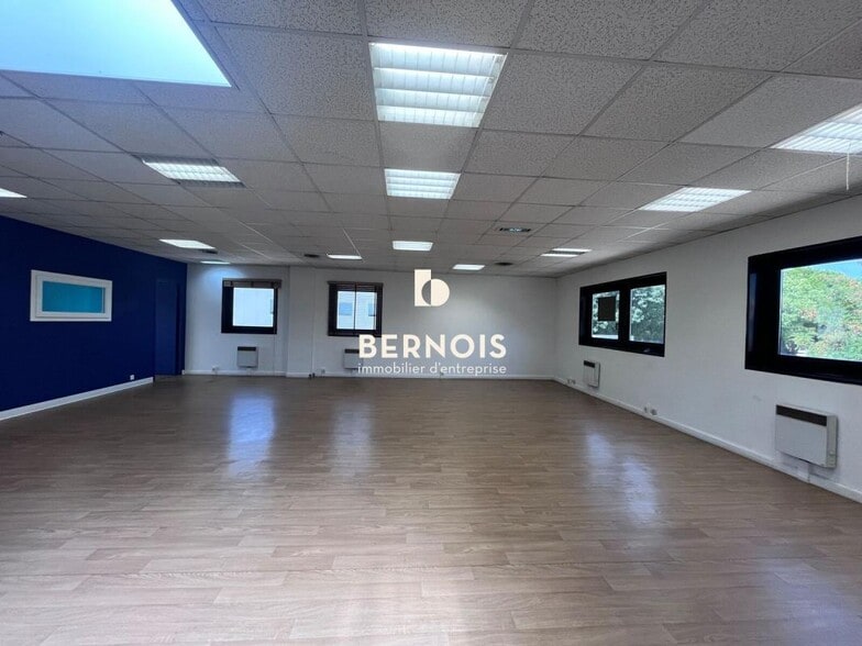 Office in La Garde for lease - Interior Photo - Image 2 of 11