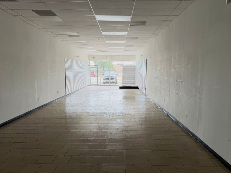 3330 Hillcroft Ave, Houston, TX for lease - Building Photo - Image 3 of 9