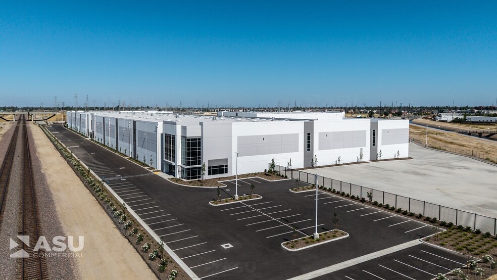 2152 Coffee Rd, Bakersfield, CA à louer - Photo du bâtiment - Image 3 de 19