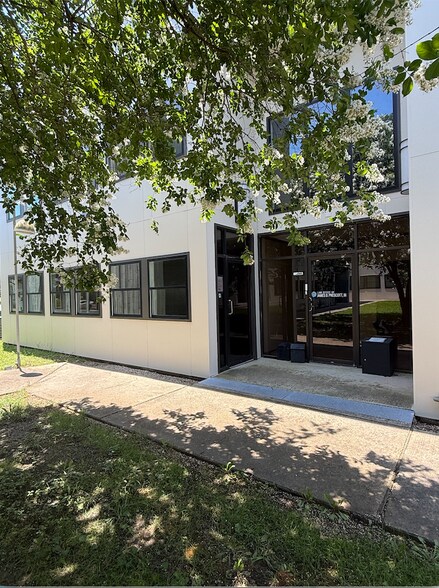 2223 Quail Run, Baton Rouge, LA à louer - Photo du bâtiment - Image 2 de 10