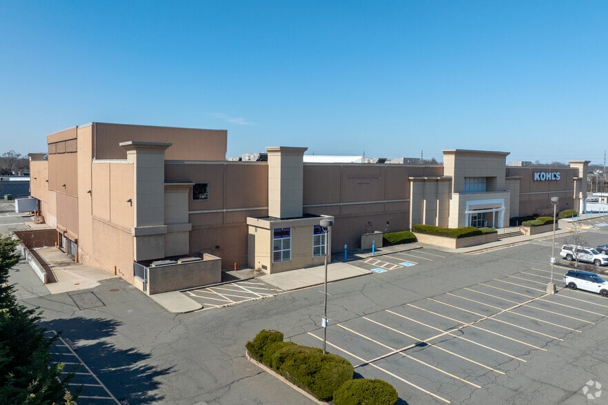 5300 Sunrise Hwy, Massapequa, NY for lease - Primary Photo - Image 1 of 5