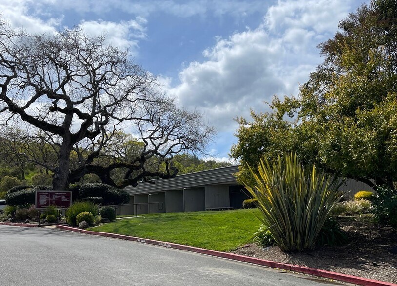 1615 Hill Rd, Novato, CA à louer - Photo du bâtiment - Image 1 de 10
