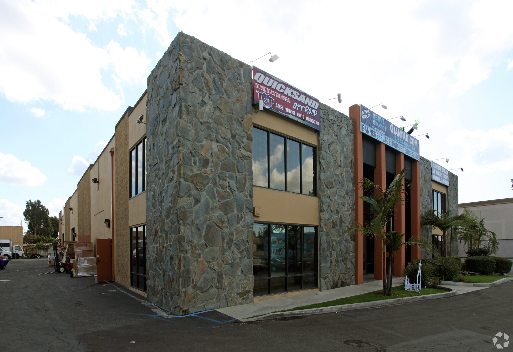 2400 Pullman St, Santa Ana, CA à louer Photo du bâtiment- Image 1 de 9