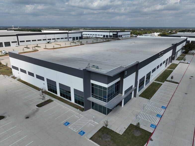 194 Commerce Center Dr, Buda, TX à louer - Communauté Matterport - Image 2 de 23