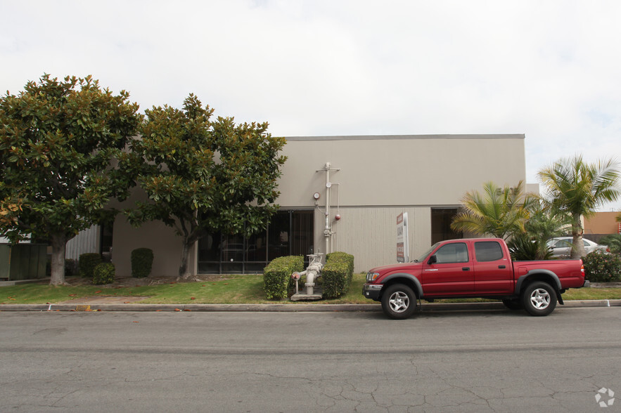 5405 Production Dr, Huntington Beach, CA for lease - Building Photo - Image 2 of 7