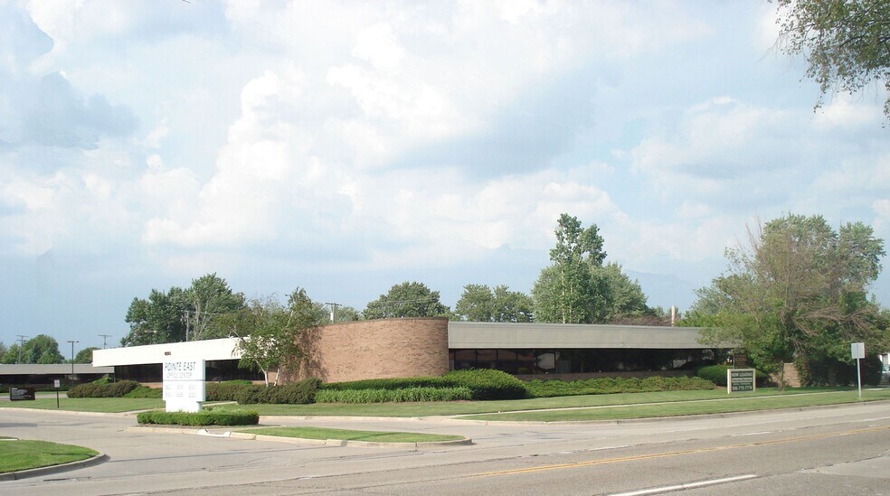 18263 E 10 Mile Rd, Roseville, MI à louer - Photo du bâtiment - Image 1 de 2