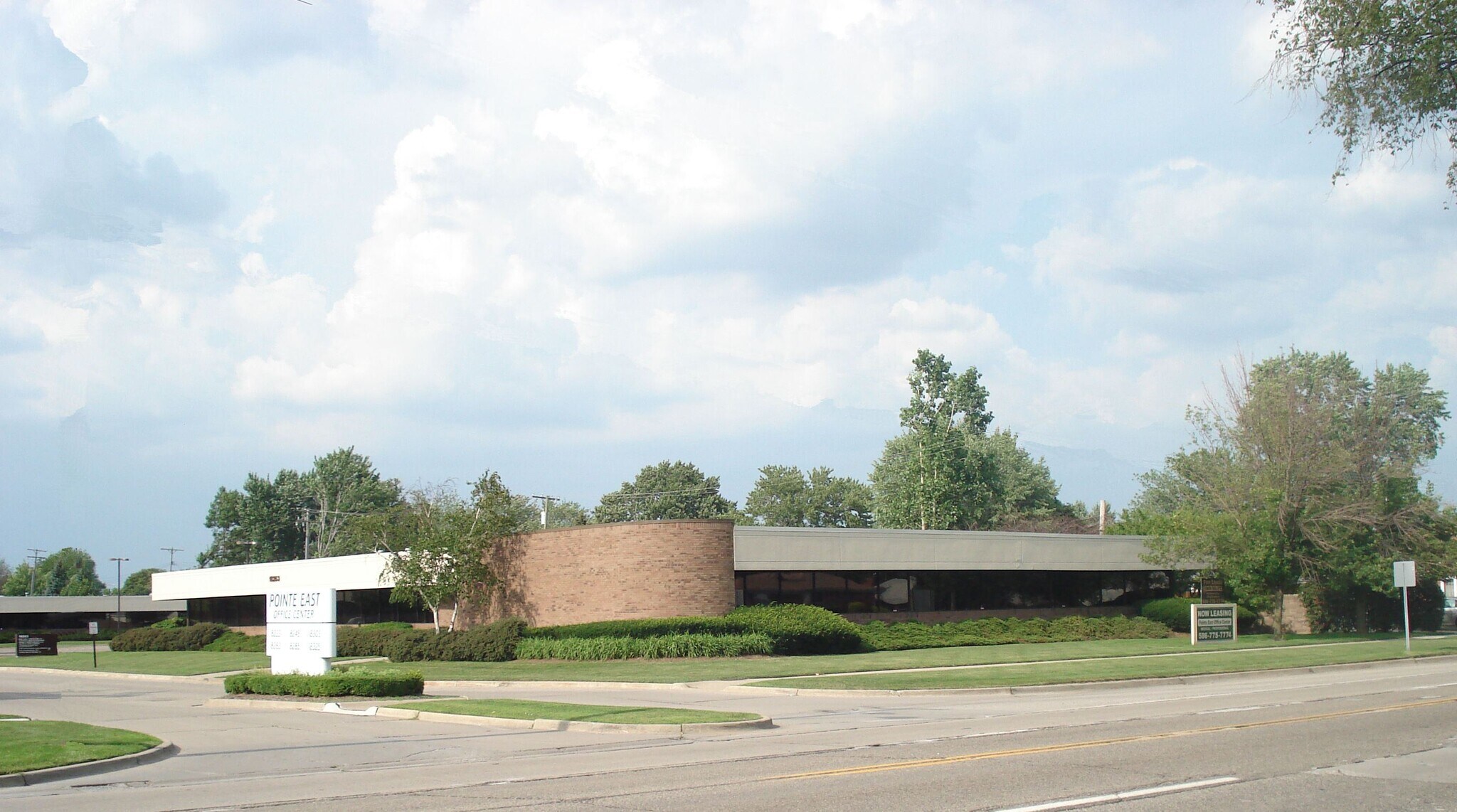 18263 E 10 Mile Rd, Roseville, MI à louer Photo du bâtiment- Image 1 de 3