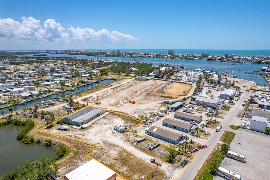 870 Buttonwood Dr, Fort Myers Beach, FL à vendre - Photo du bâtiment - Image 3 de 32