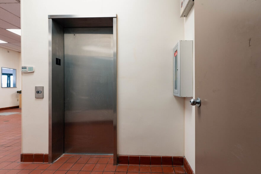 1709 & 1710 Kalani Street portfolio of 2 properties for sale on LoopNet.ca - Interior Photo - Image 3 of 31