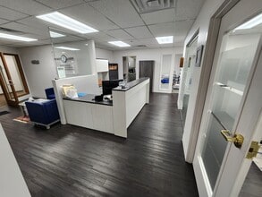 15850 W Bluemound Rd, Brookfield, WI for lease Interior Photo- Image 2 of 13