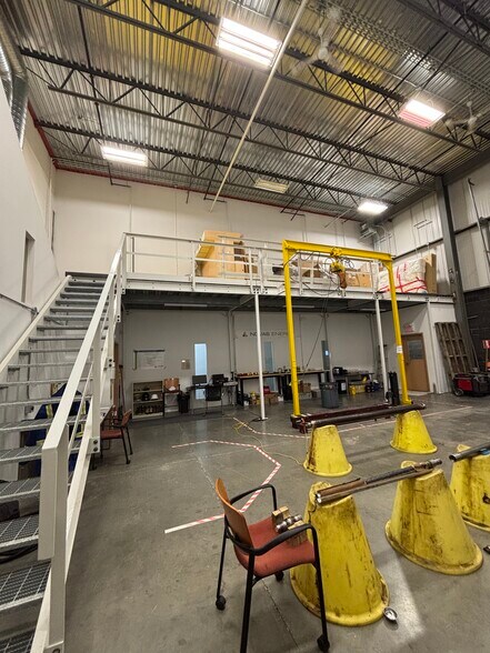 10672 46th St SE, Calgary, AB à vendre - Photo du bâtiment - Image 3 de 16