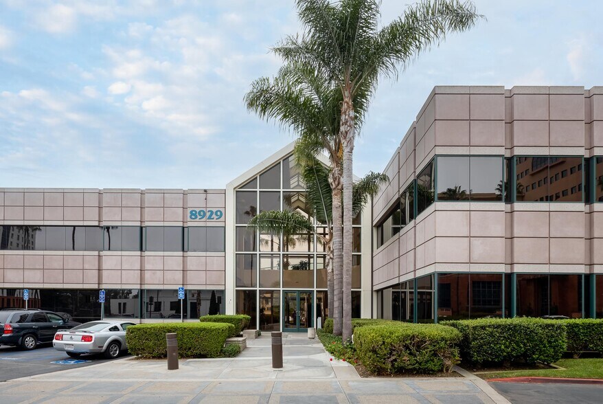 8929 University Center Ln, San Diego, CA à louer - Photo du bâtiment - Image 2 de 4