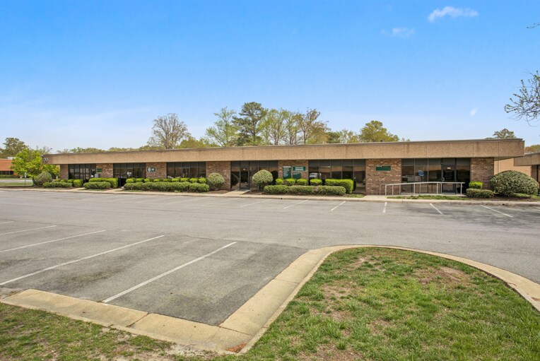 739 Thimble Shoals Blvd, Newport News, VA à louer - Photo du bâtiment - Image 1 de 8