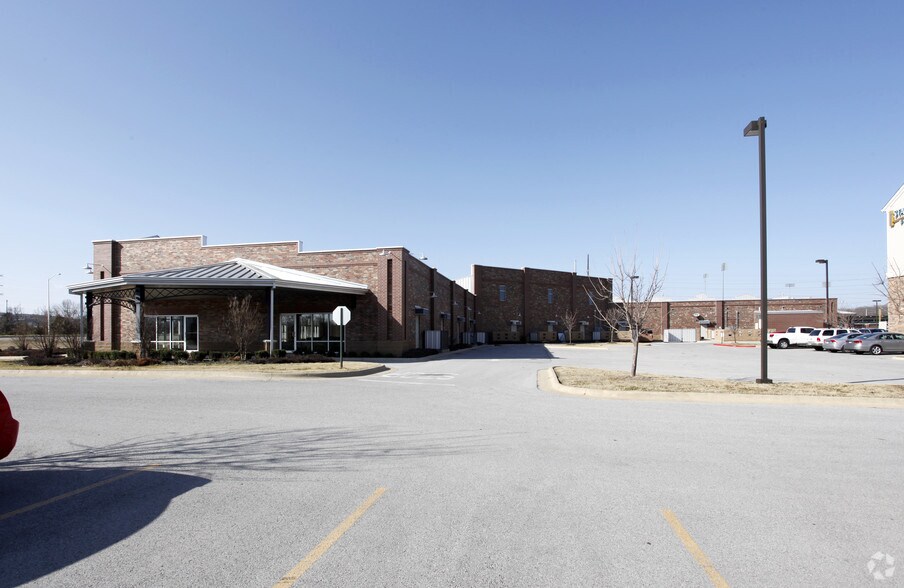 1641 W 15th St, Fayetteville, AR à louer - Photo du bâtiment - Image 2 de 25