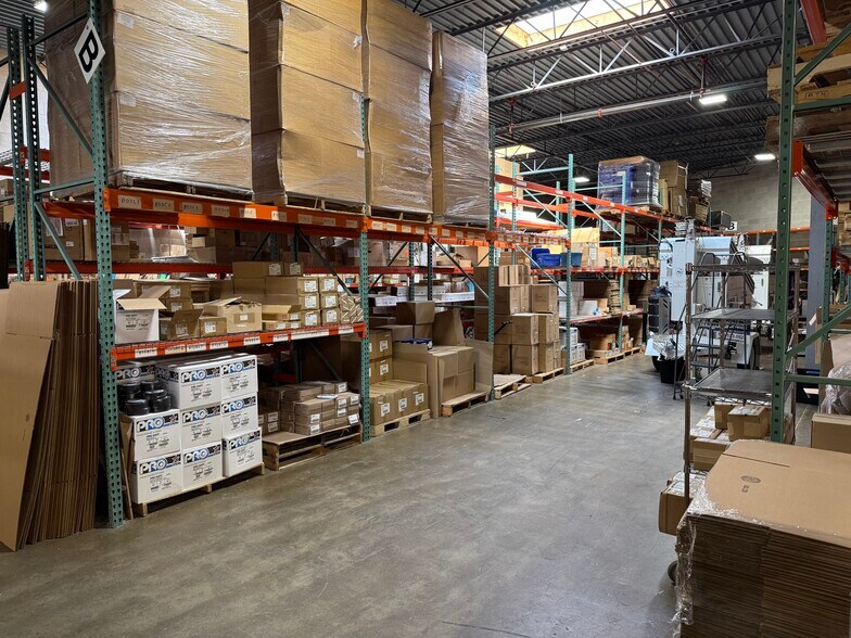 45 Banfi Plz, Farmingdale, NY à louer - Photo du bâtiment - Image 3 de 7