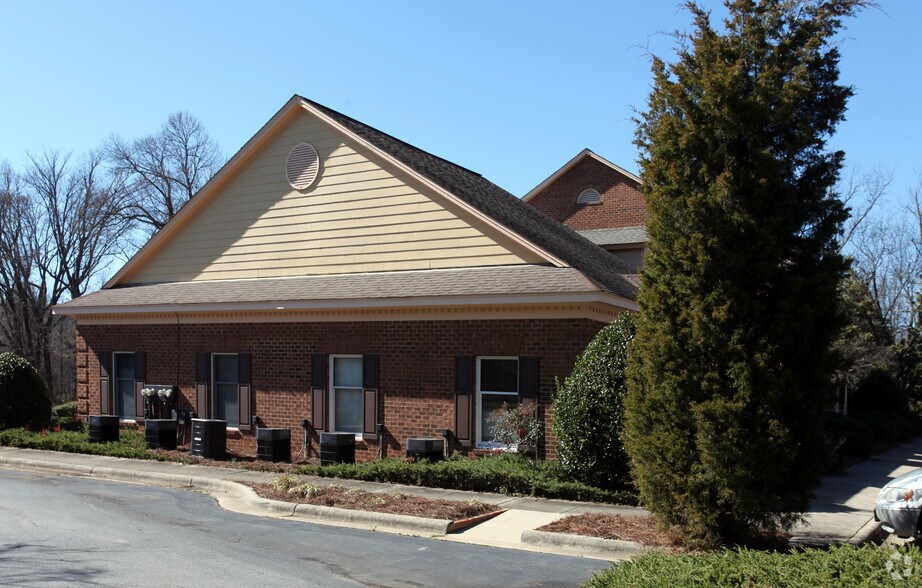 5415 W Friendly Ave, Greensboro, NC for sale - Building Photo - Image 2 of 3