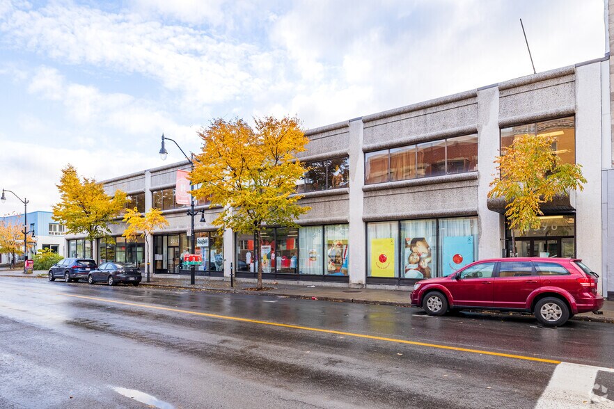 3890 Rue Sainte-Catherine E, Montréal, QC à louer - Photo du bâtiment - Image 2 de 3