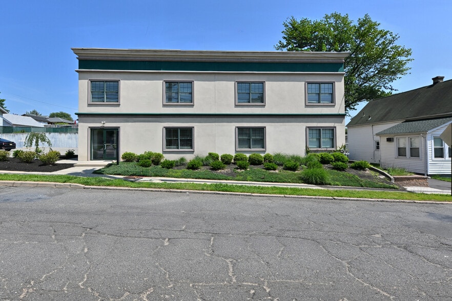 59 Lincoln Ave, Fair Lawn, NJ à vendre - Photo du bâtiment - Image 2 de 27