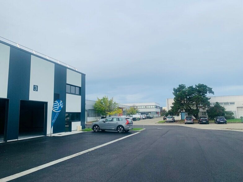 Flex in Blanquefort for sale - Building Photo - Image 2 of 5