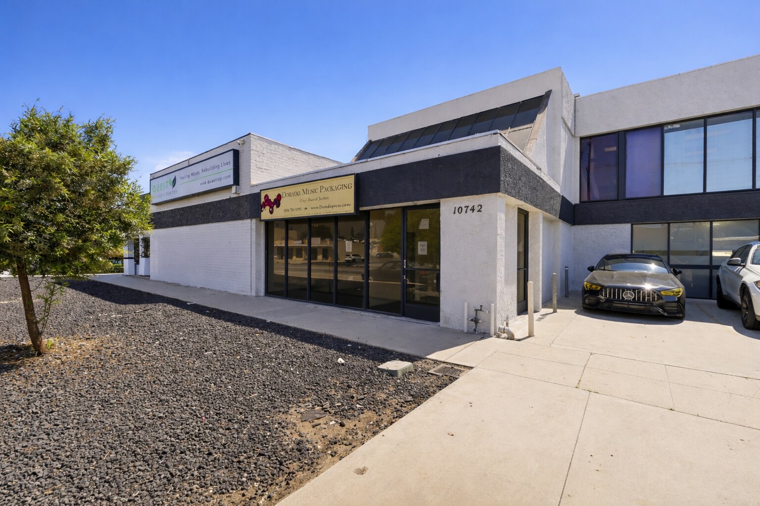 10742 Burbank Blvd, North Hollywood, CA à louer Photo principale- Image 1 de 18