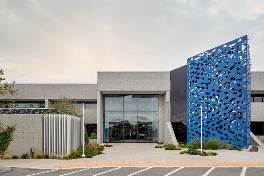 2051 Palomar Airport Rd, Carlsbad, CA à louer - Photo du bâtiment - Image 2 de 23