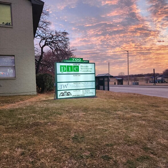 700 Londonderry Ln, Denton, TX à louer - Photo du bâtiment - Image 2 de 15
