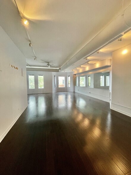 2730-2732 N Clark St, Chicago, IL for lease - Interior Photo - Image 2 of 5