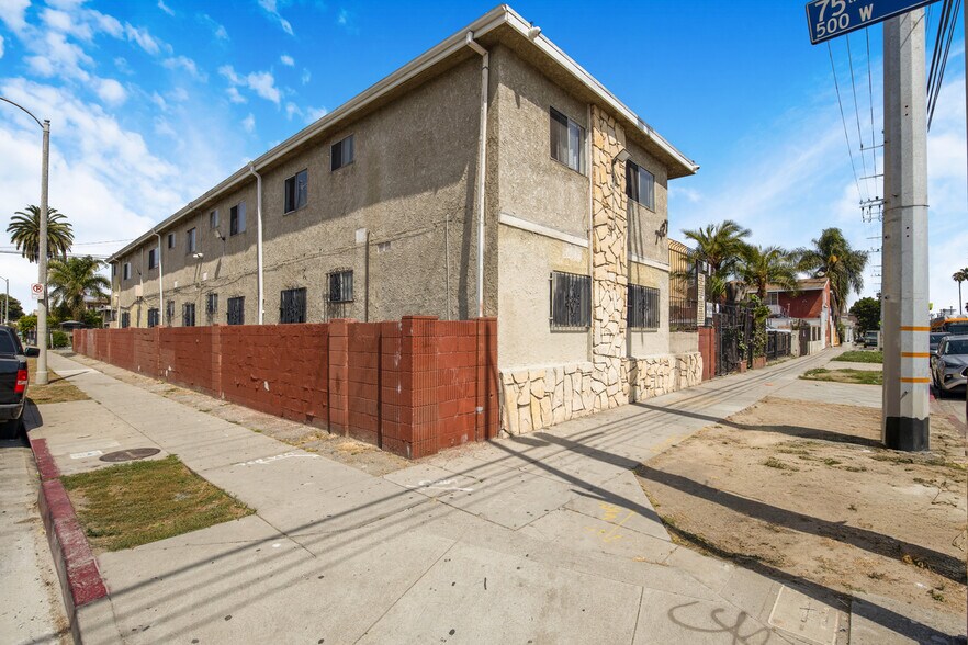 7427 S Figueroa St, Los Angeles, CA à vendre - Photo du bâtiment - Image 3 de 7